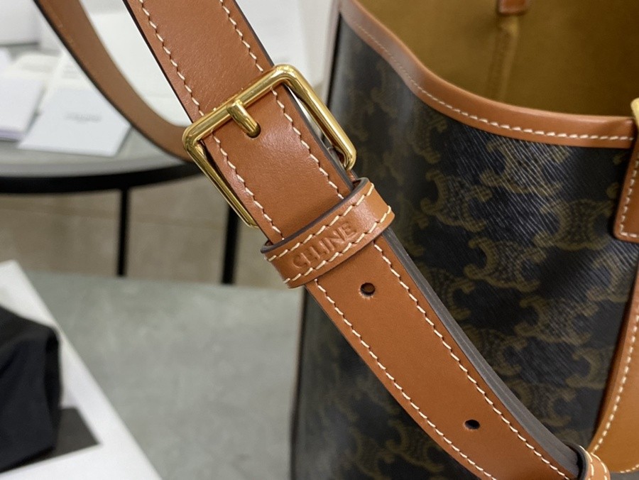 CELINE中號Triomphe水桶包_9