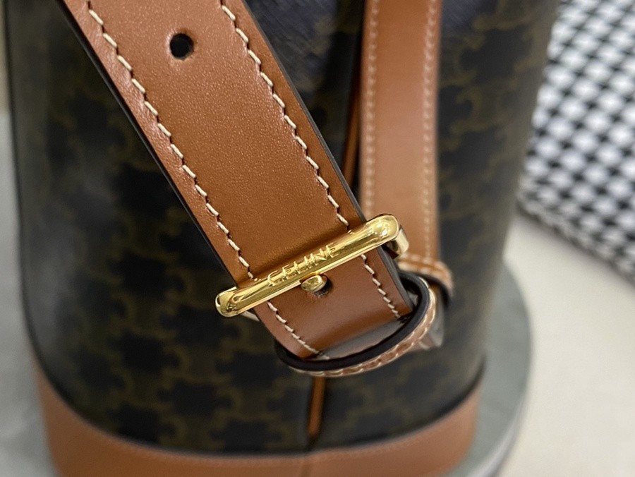 CELINE中號Triomphe水桶包_10