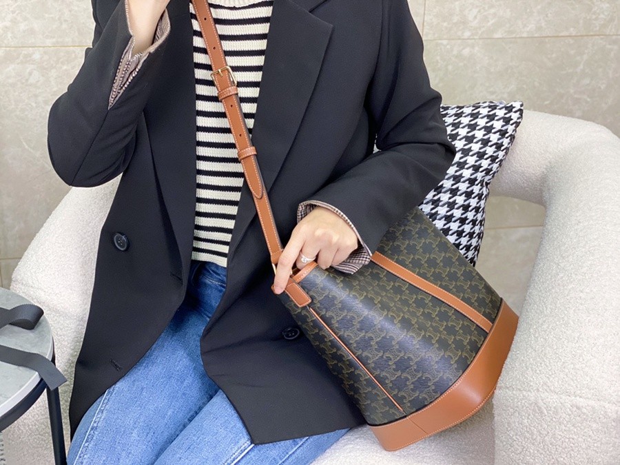 CELINE中號Triomphe水桶包_11