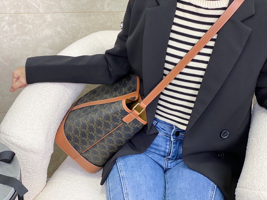 CELINE中號Triomphe水桶包_12