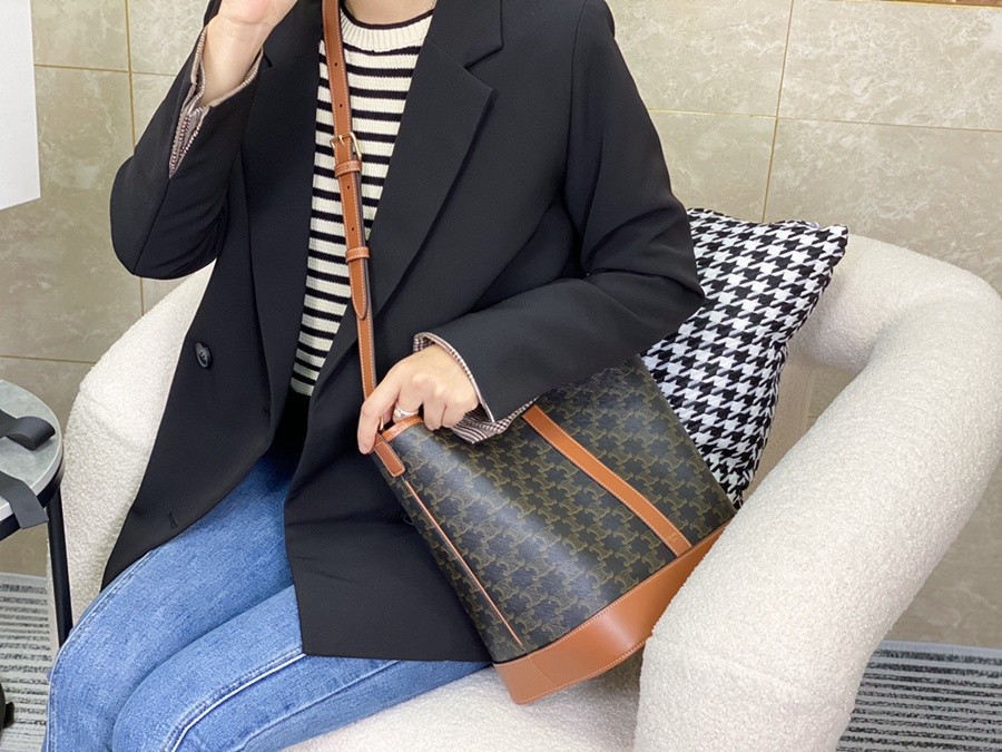 CELINE中號Triomphe水桶包_13