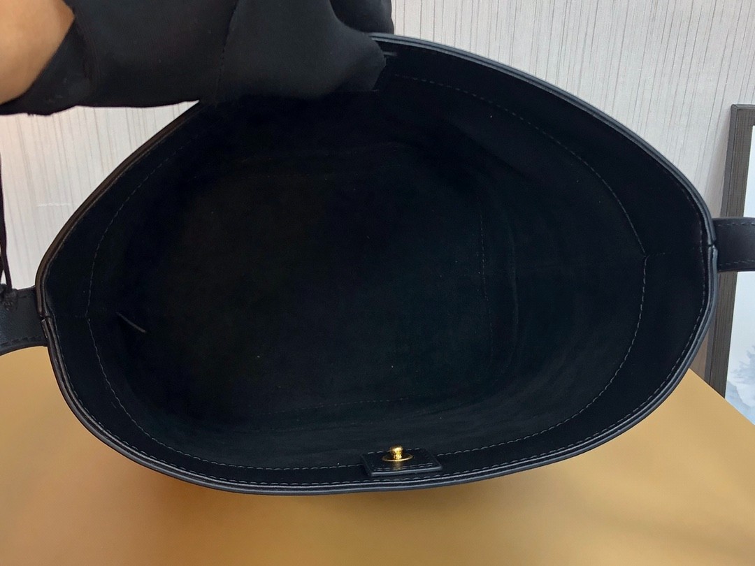 CUIR Triomphe小號光滑牛皮水桶包_7