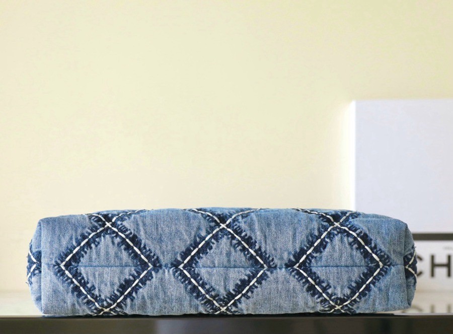 24P 春夏22Bag 丹寧牛仔 經典菱格絎縫做舊 中號_5