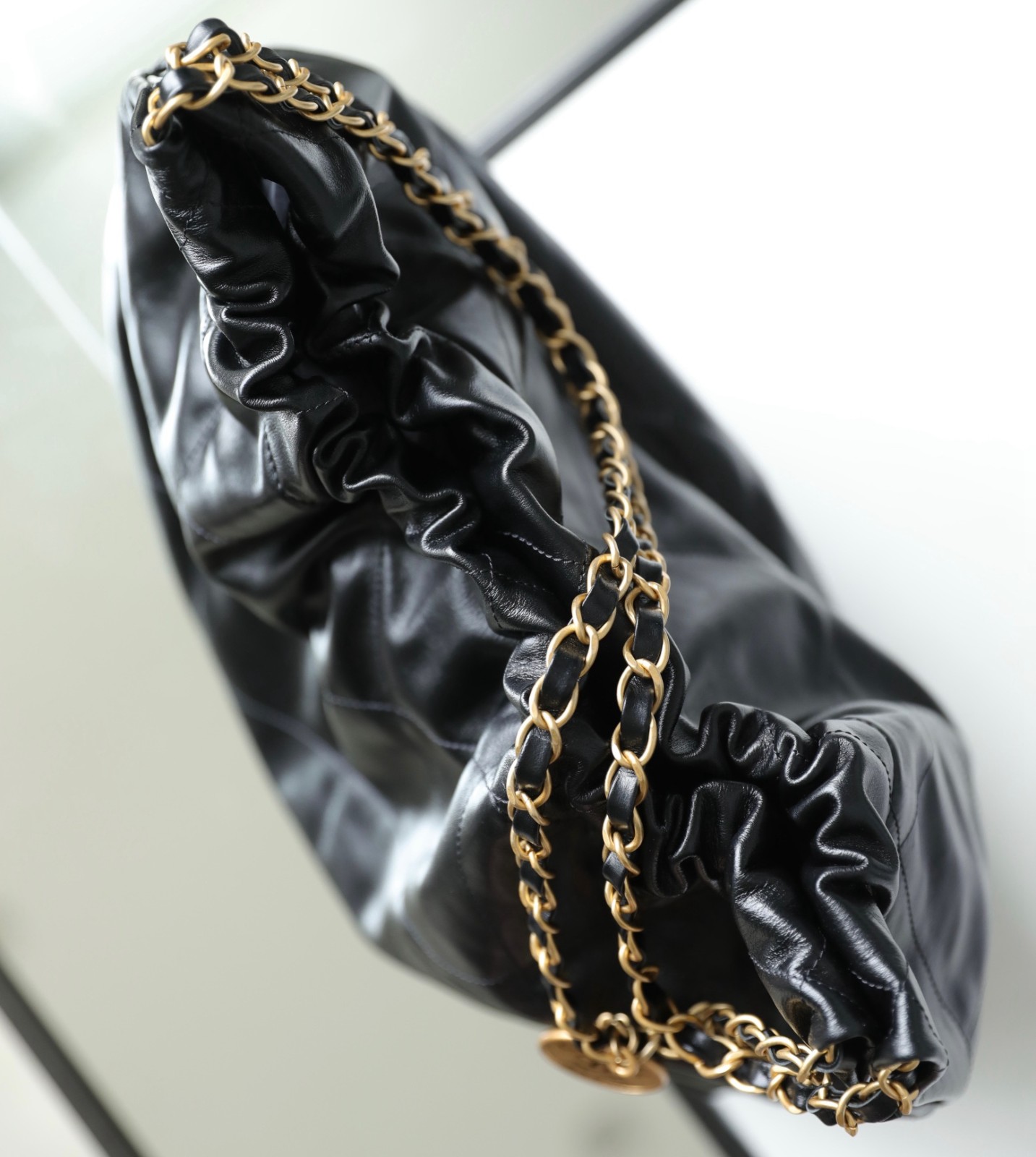 22Bag 大號 黑金亮面小牛皮_6