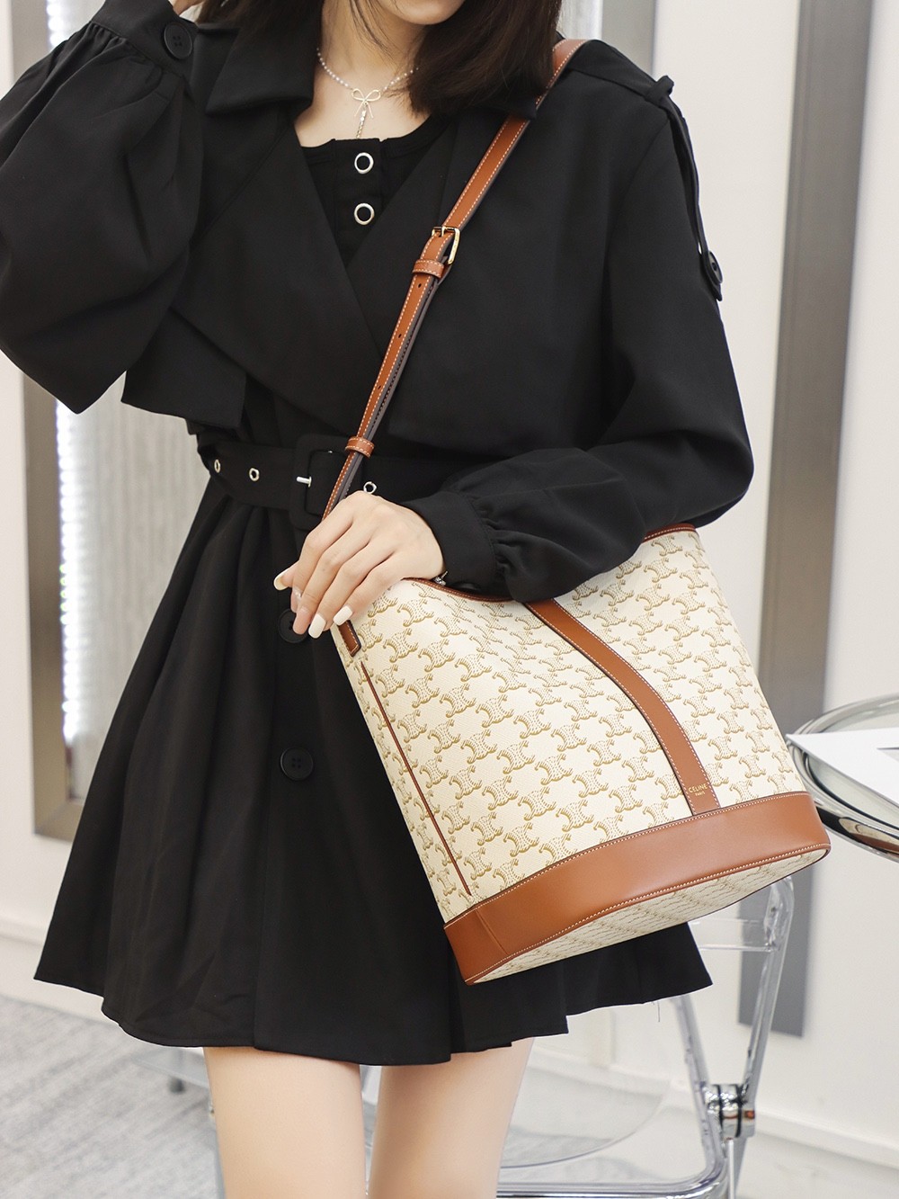 Triomphe中號水桶包 白花_7