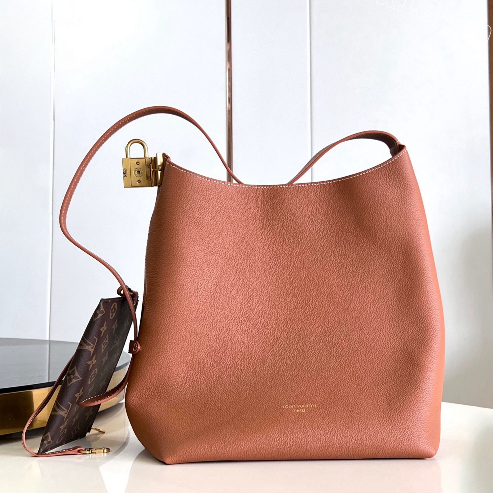 M24856 Low Key Hobo中號焦糖色_1