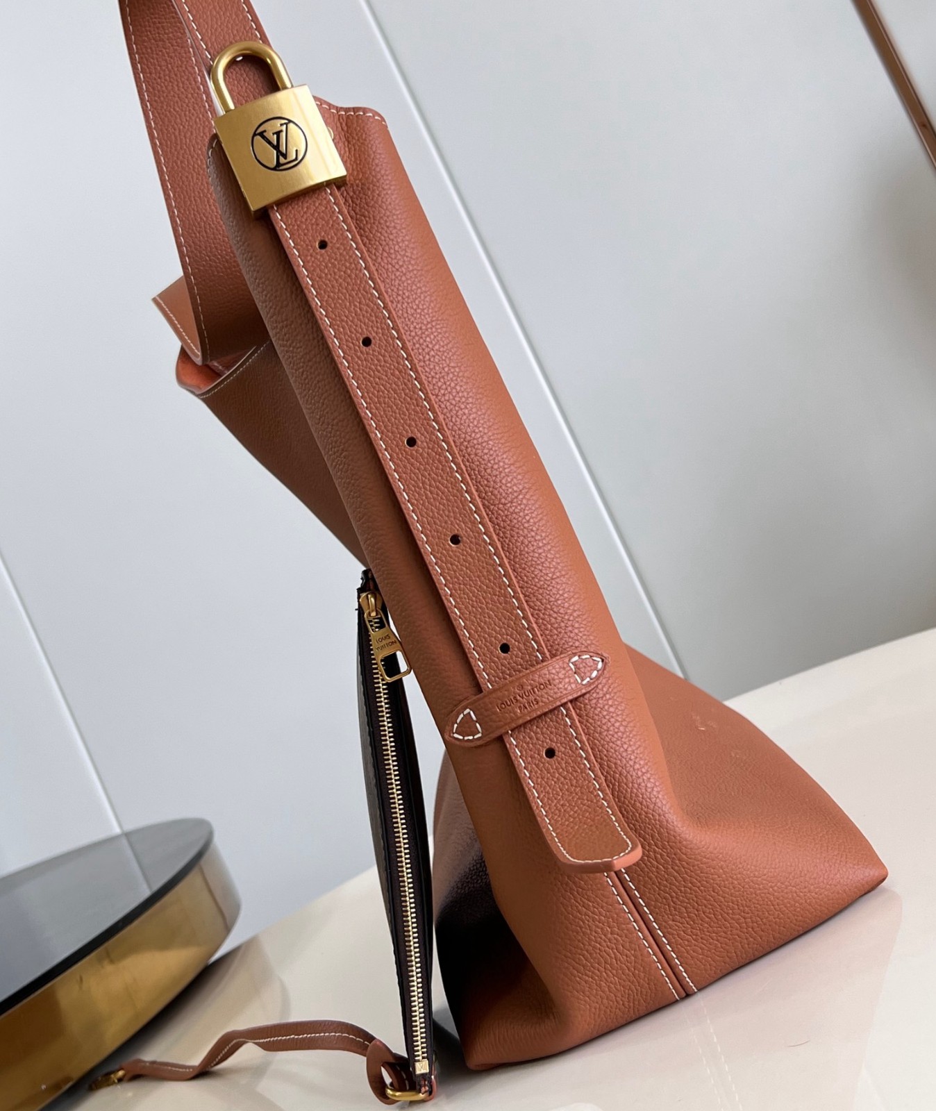 M24856 Low Key Hobo中號焦糖色_2