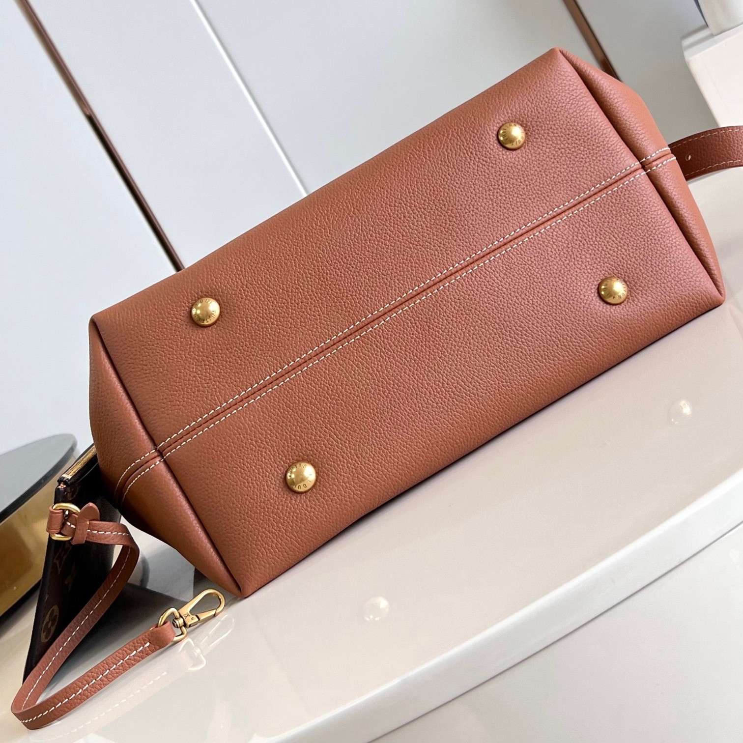 M24856 Low Key Hobo中號焦糖色_5