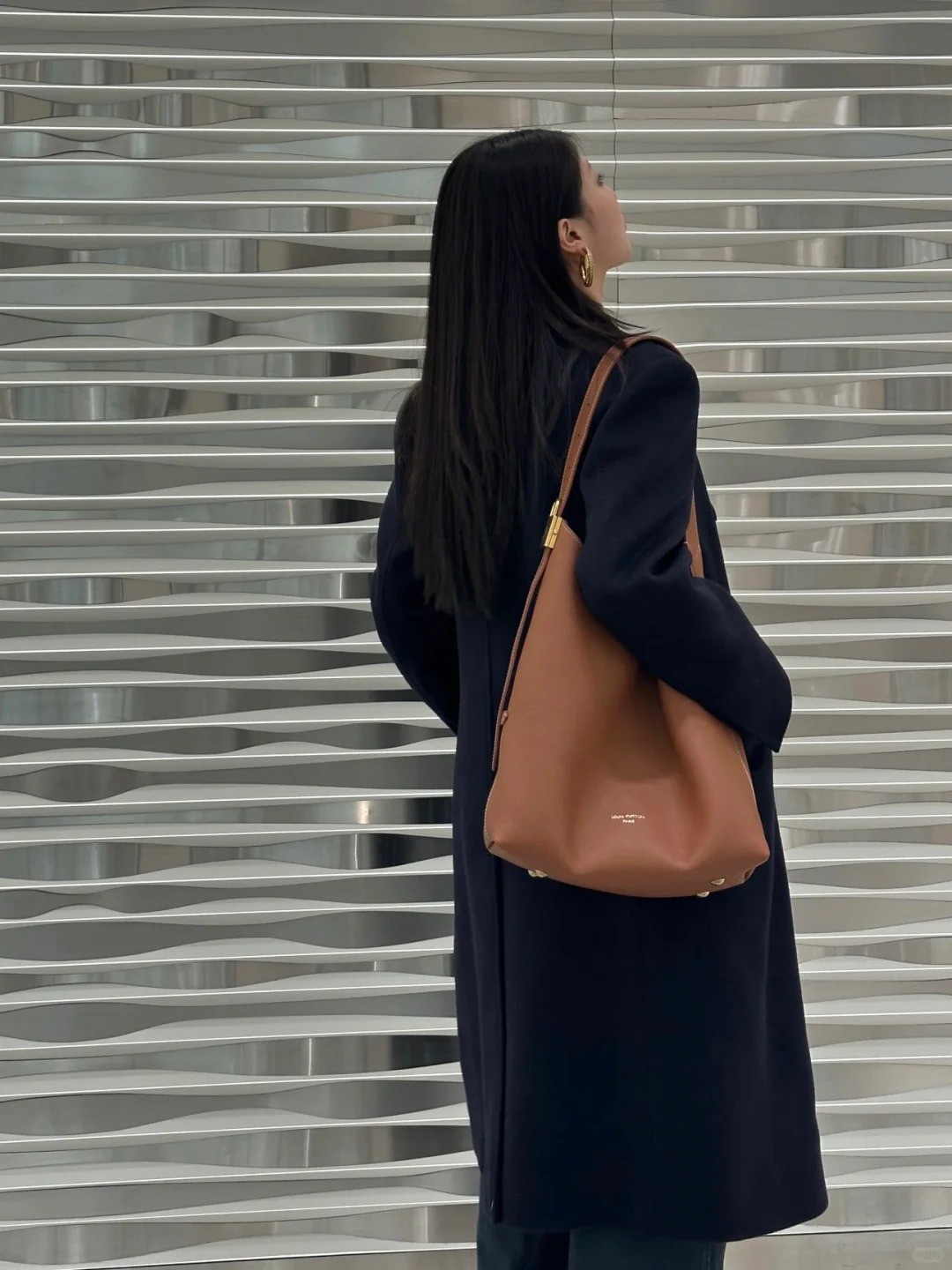 M24856 Low Key Hobo中號焦糖色_7