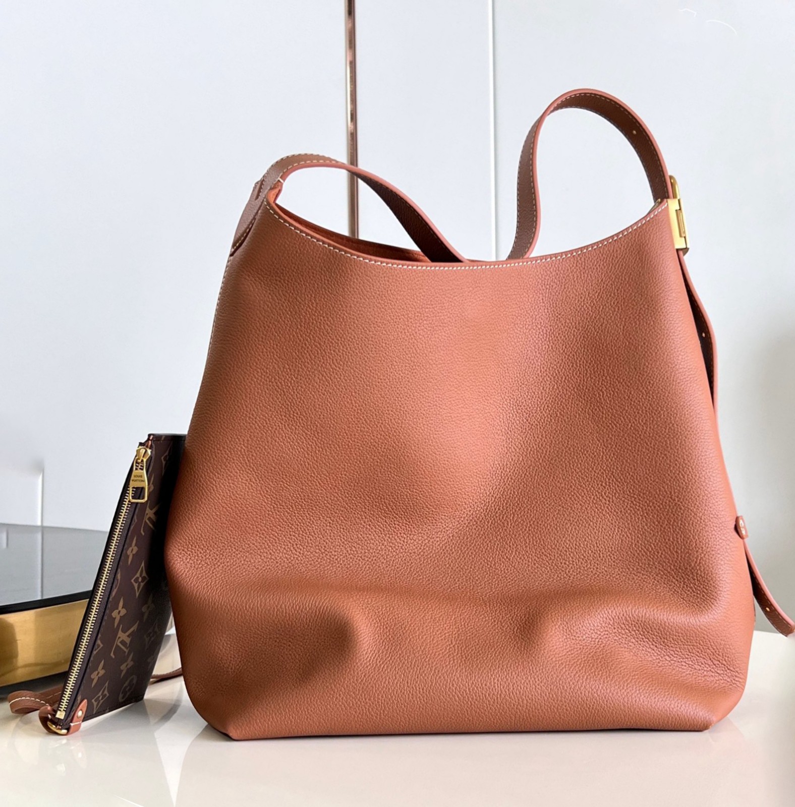 M24856 Low Key Hobo中號焦糖色_4