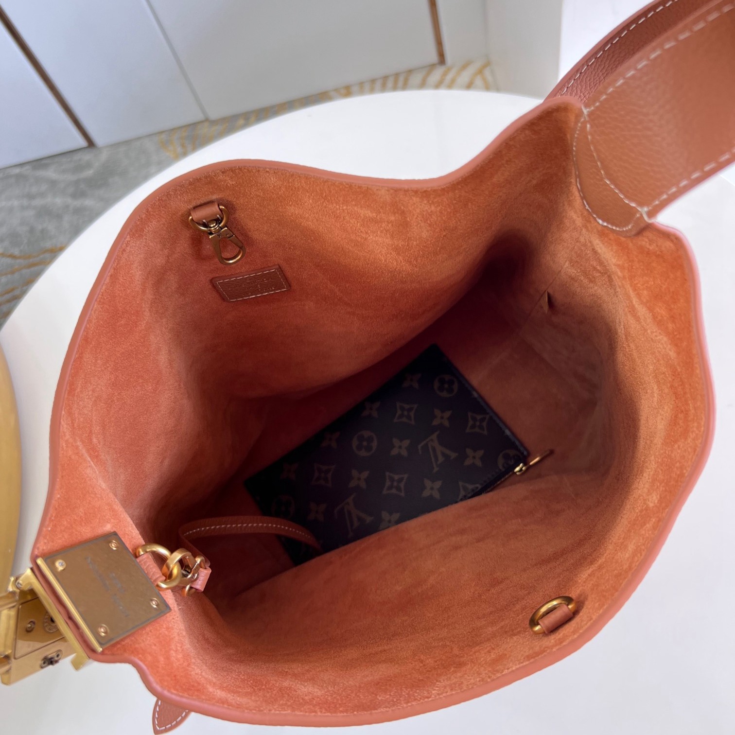 M24856 Low Key Hobo中號焦糖色_6