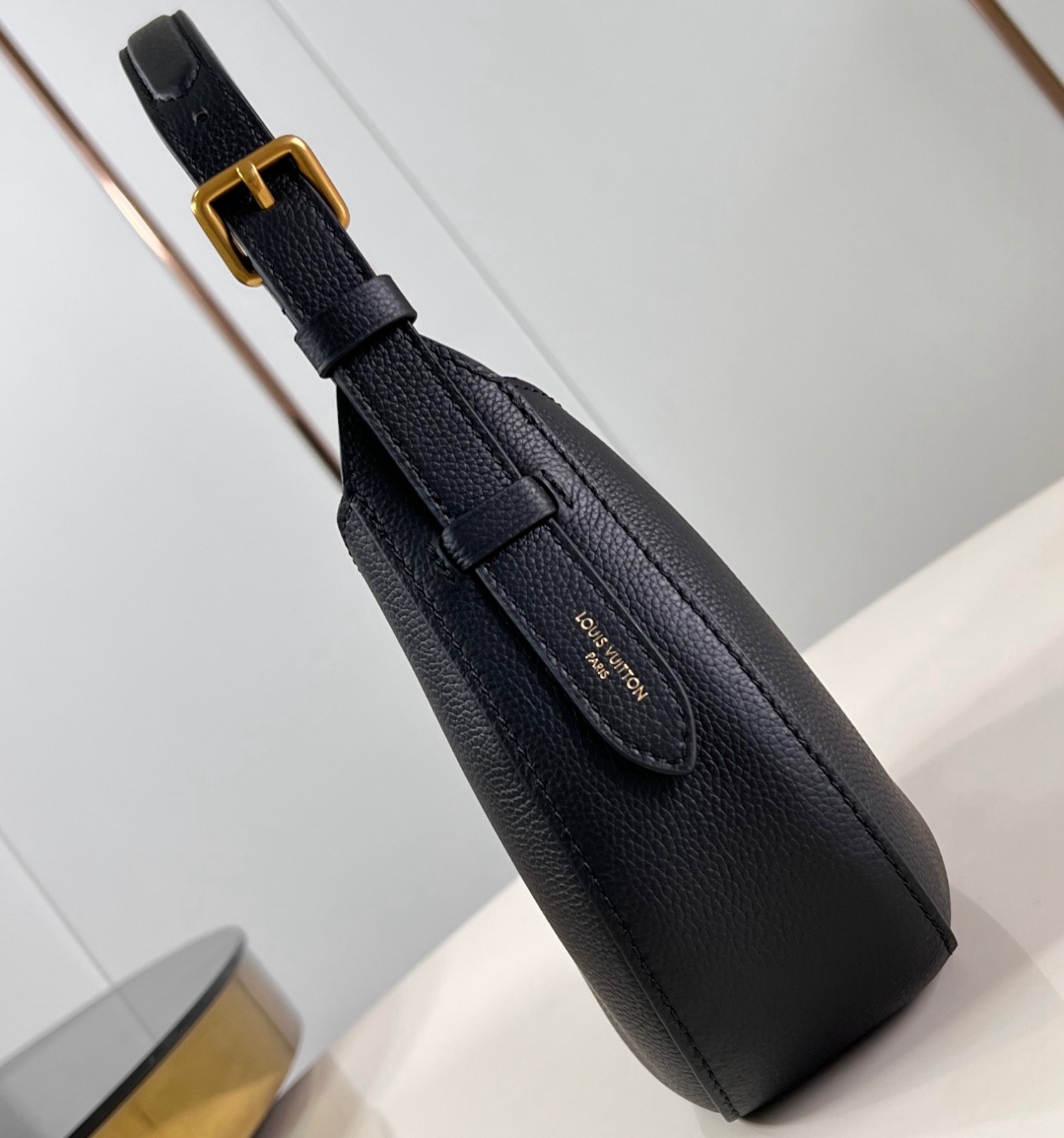 M24611 Low Key Shoulder Bag_2