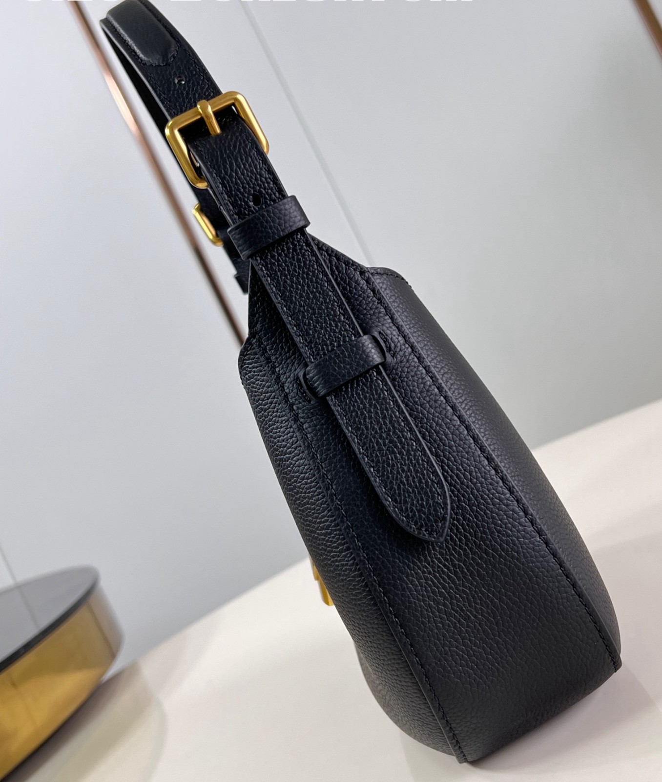 M24611 Low Key Shoulder Bag_4