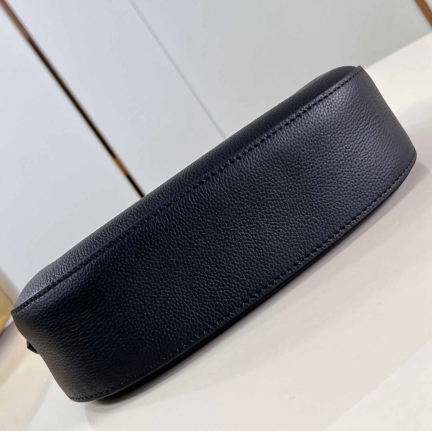 M24611 Low Key Shoulder Bag_5