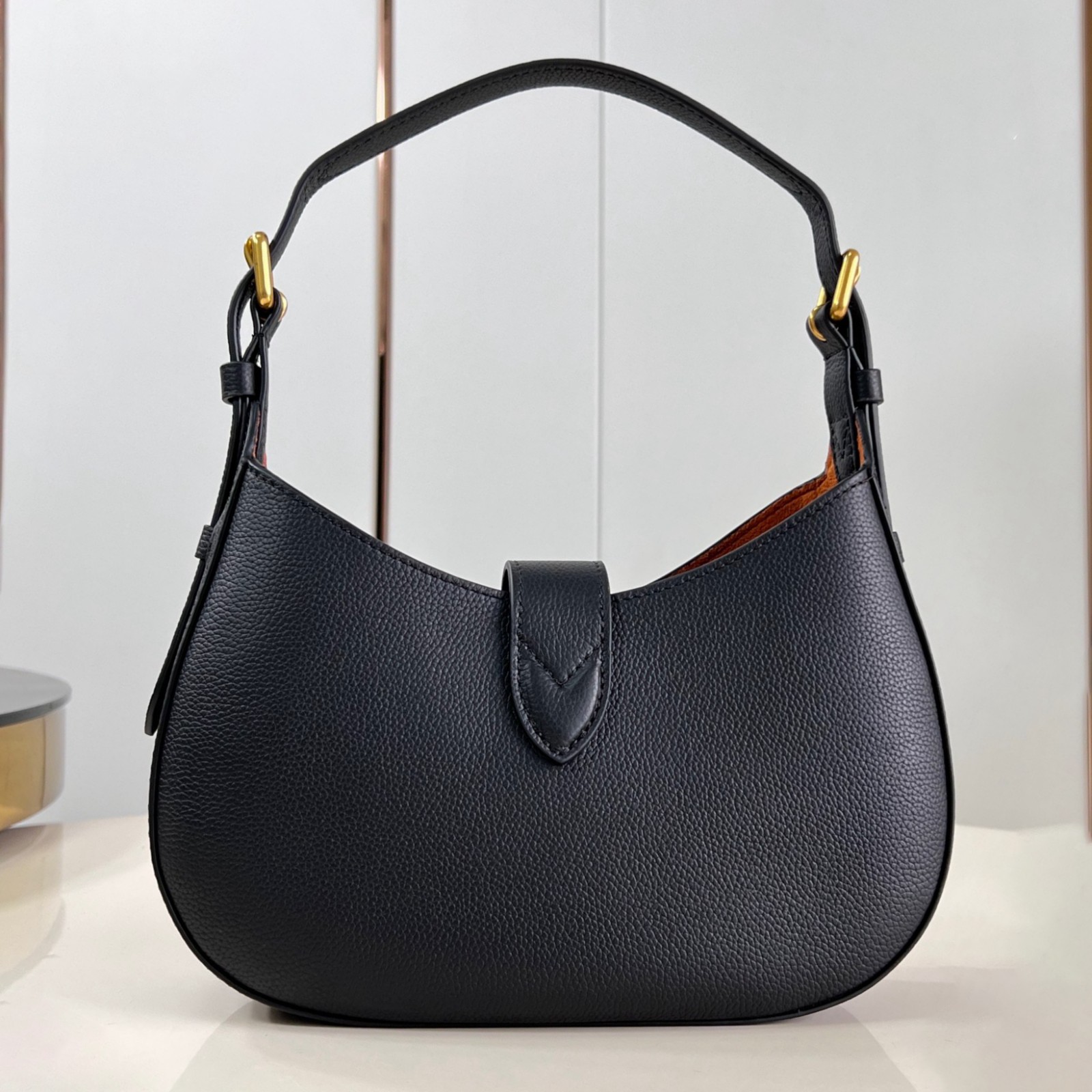 M24611 Low Key Shoulder Bag_3