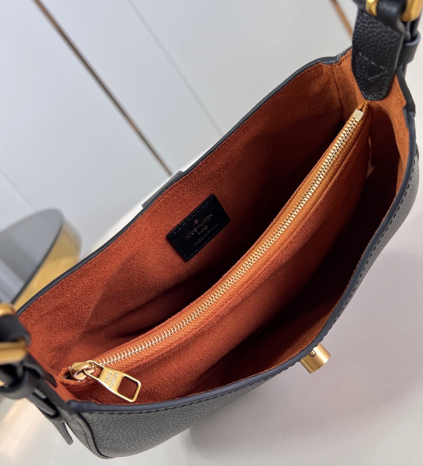 M24611 Low Key Shoulder Bag_6