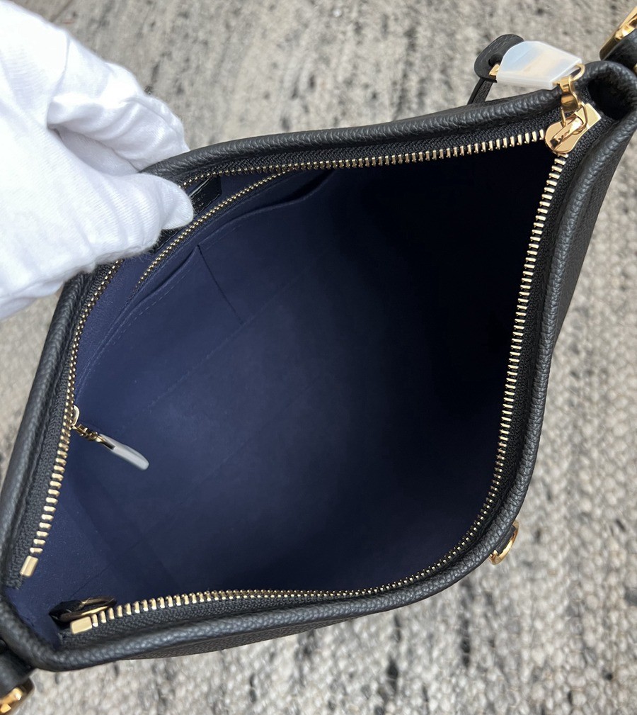 CarryAll PM 粒面壓花牛皮黑色 M46288_4