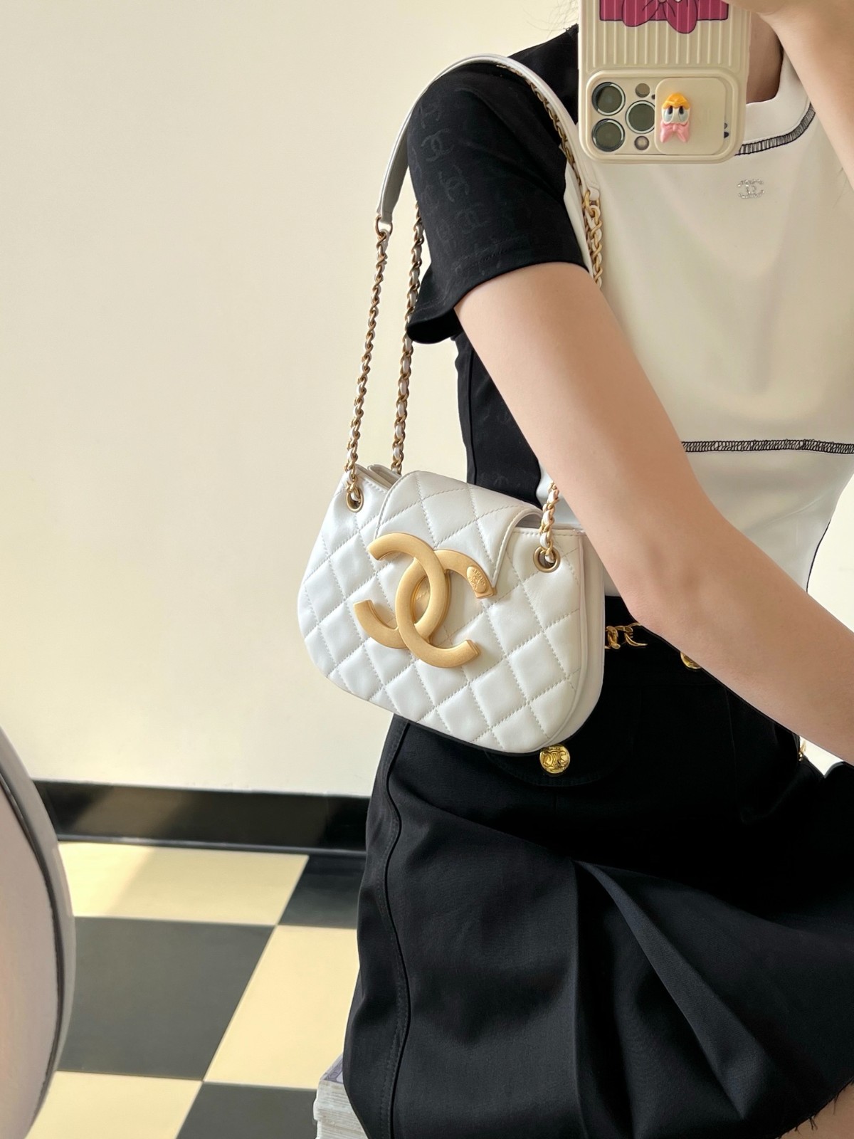 24C 大Logo圓挎包白色小號_7