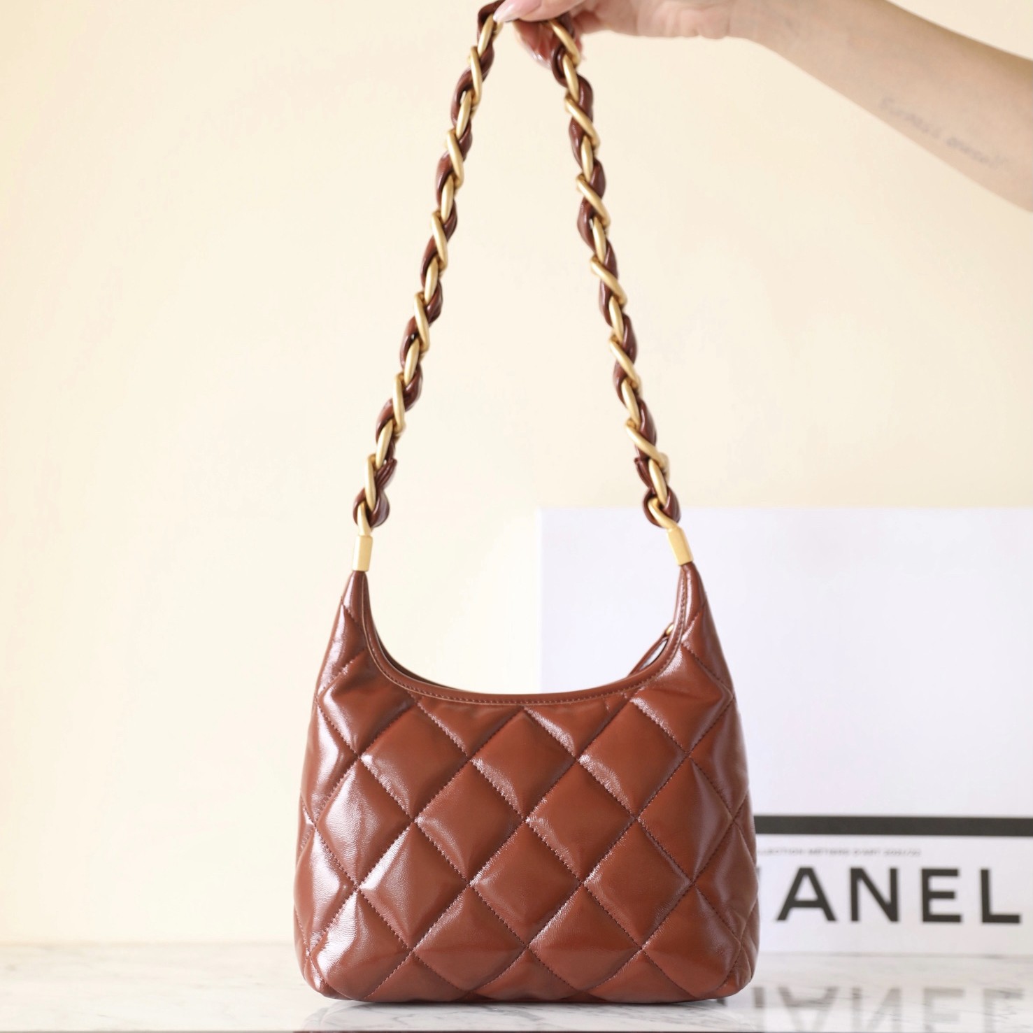 24A亮羊皮腋下包焦糖色 小號_4