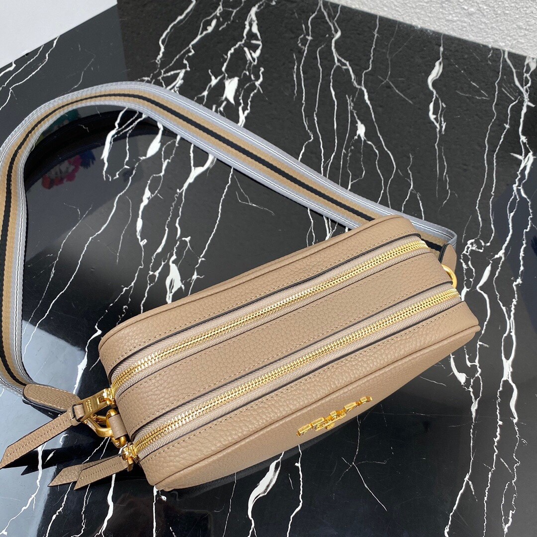 Prada 牛皮斜背包_6