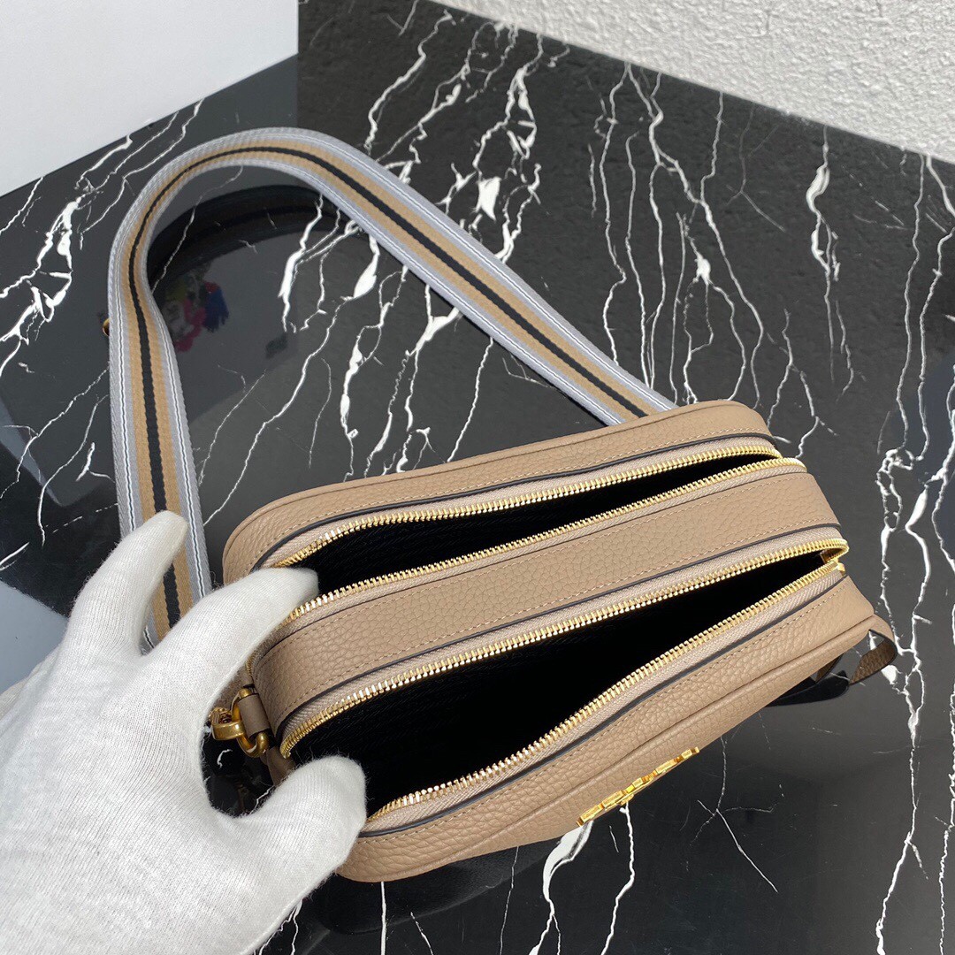 Prada 牛皮斜背包_7