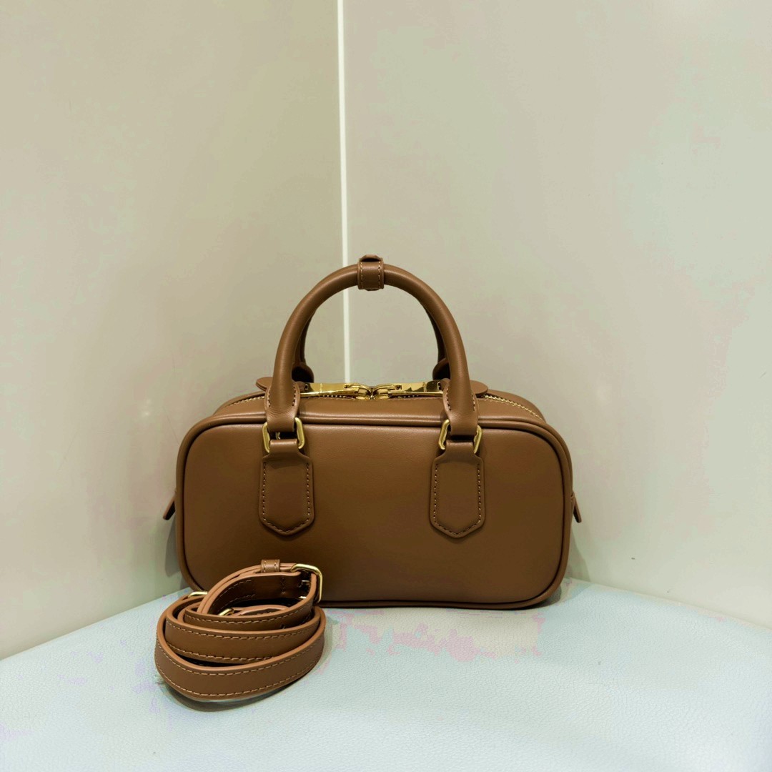 MiuMiu 橫版復古小方包_2