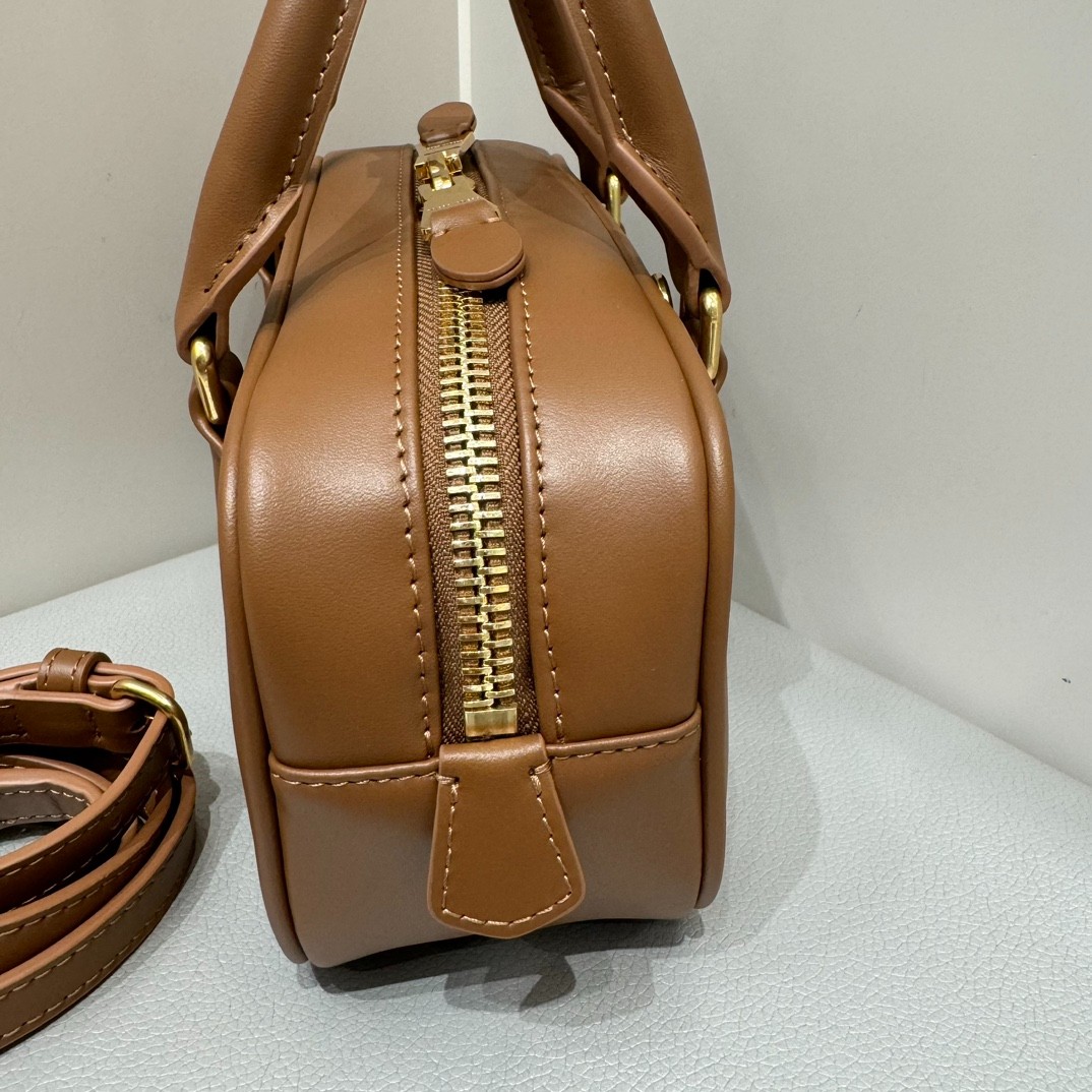 MiuMiu 橫版復古小方包_4