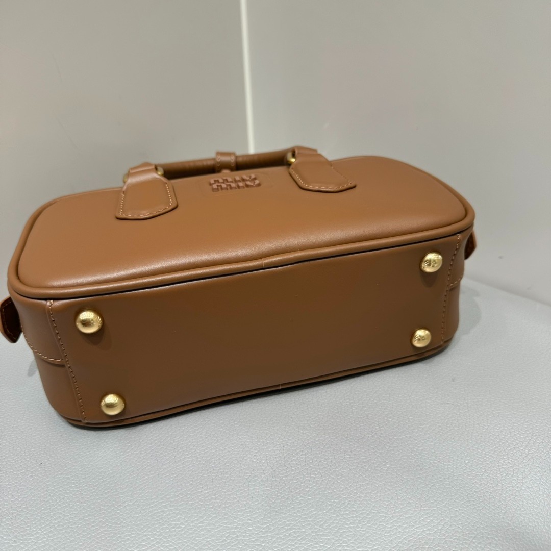 MiuMiu 橫版復古小方包_5