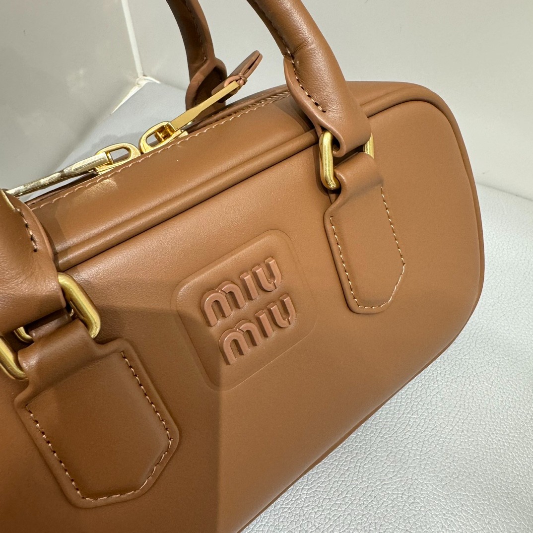 MiuMiu 橫版復古小方包_3