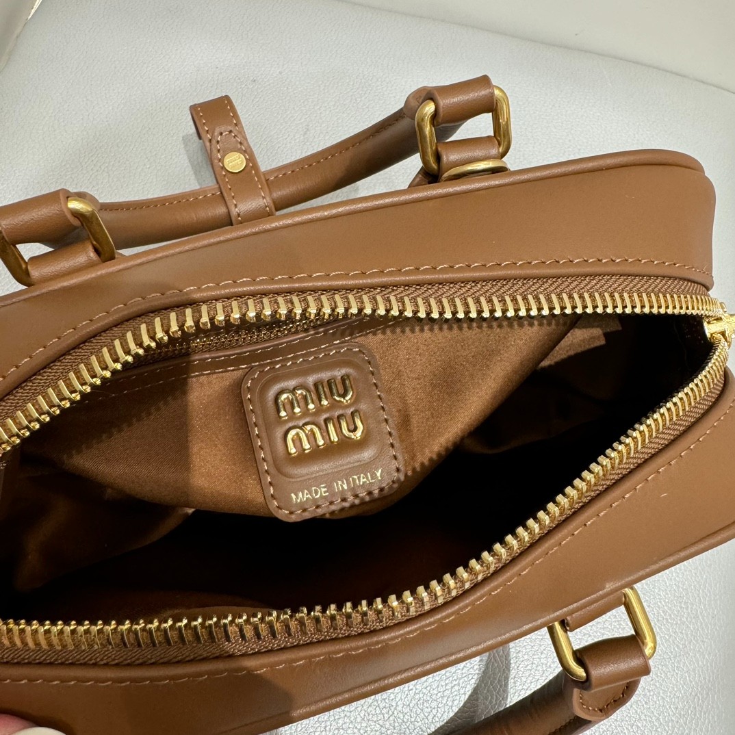 MiuMiu 橫版復古小方包_6