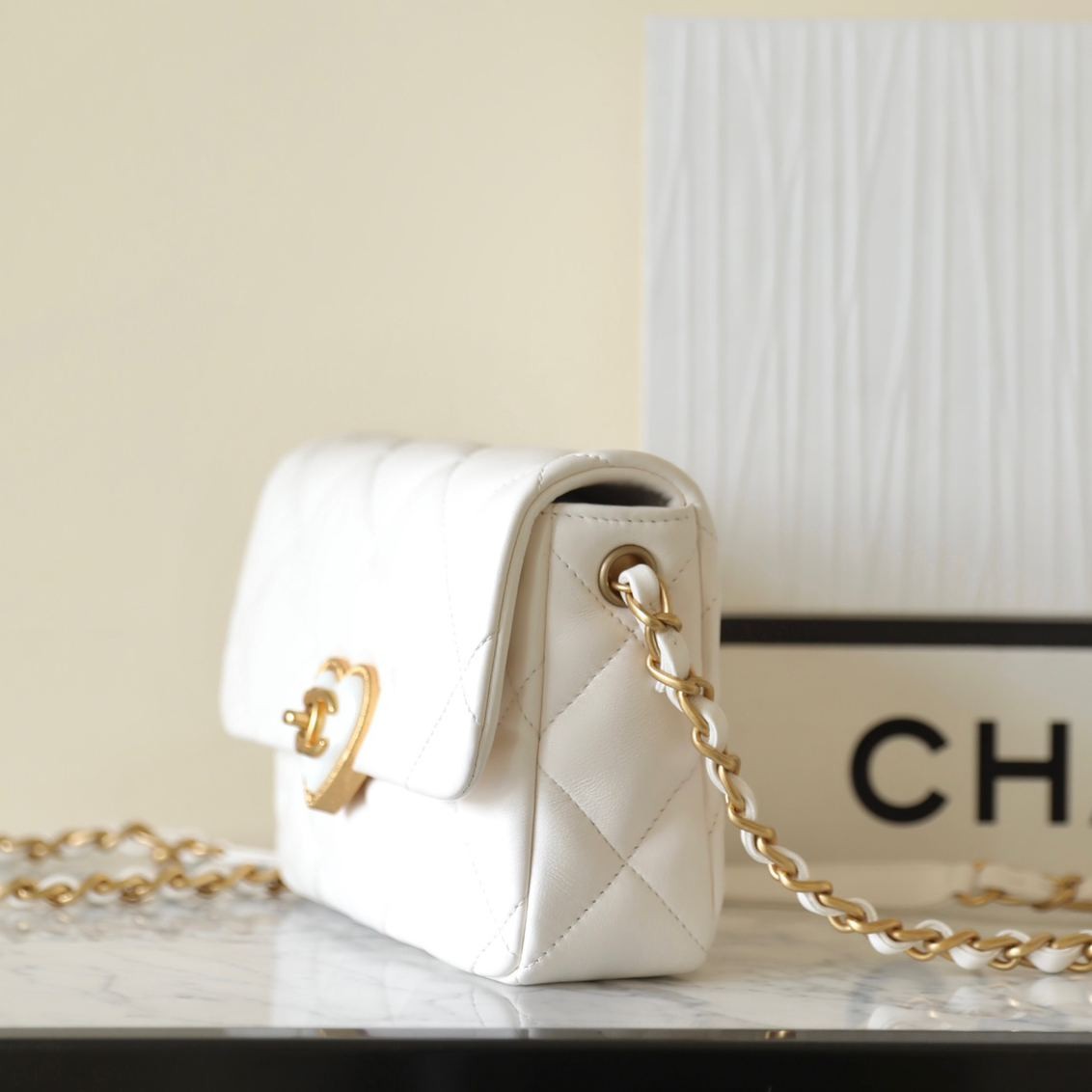 小香 23S方胖子 愛心琺瑯扣口蓋包白色_2