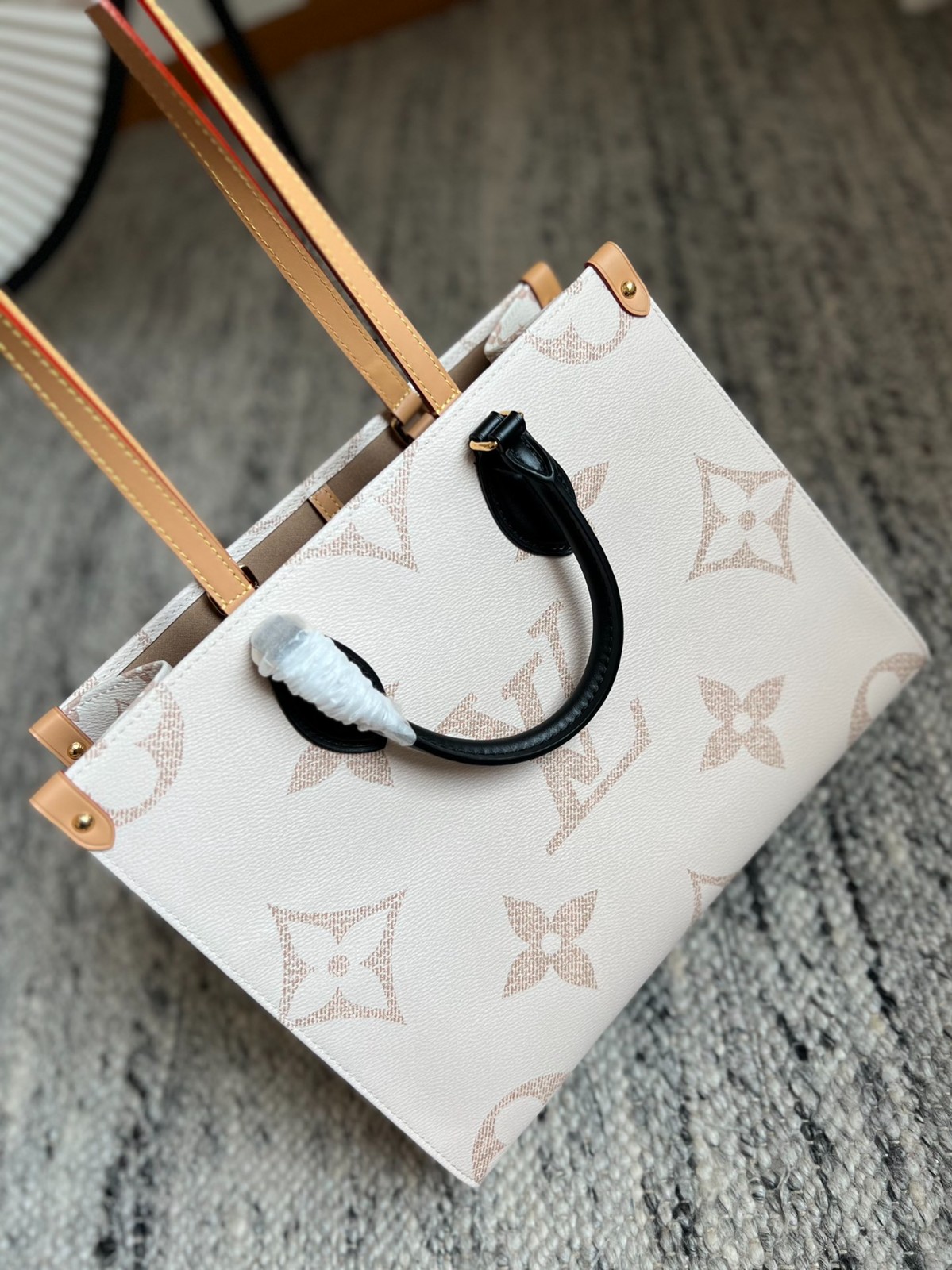 OnTheGo 中號手袋 M46912_4