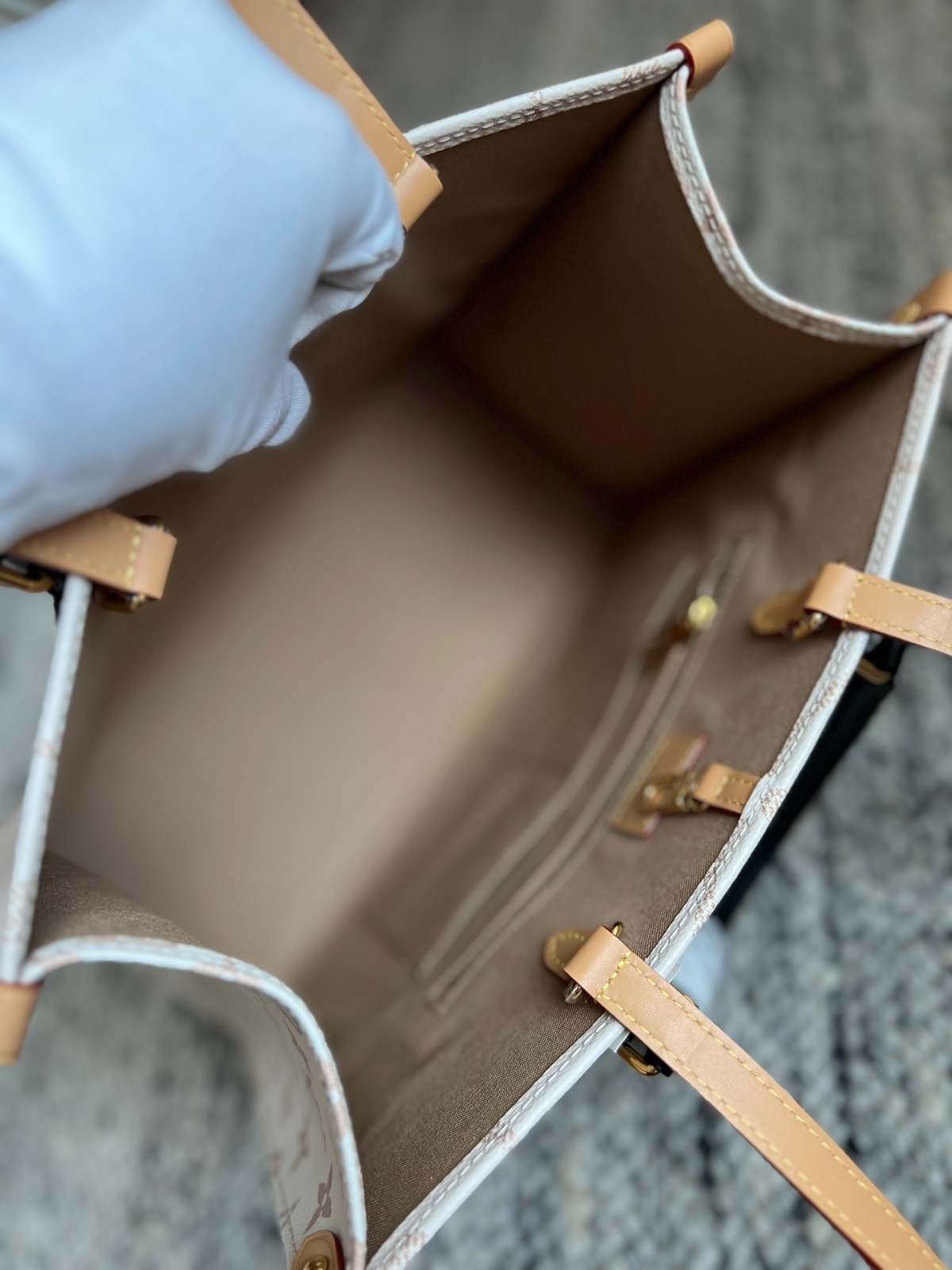 OnTheGo 中號手袋 M46912_5