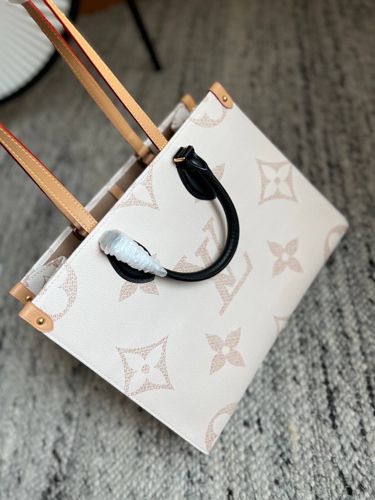 OnTheGo 中號手袋 M46912_6