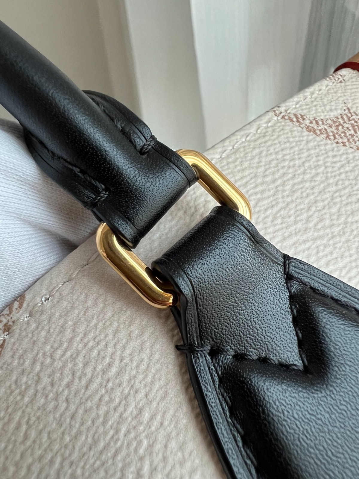 OnTheGo 中號手袋 M46912_7