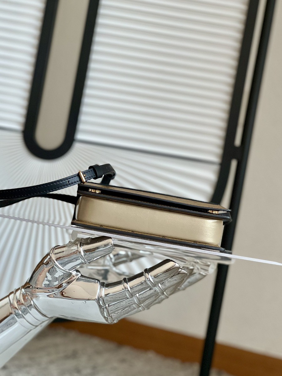 Book Chain Wallet 手袋 M81830_3