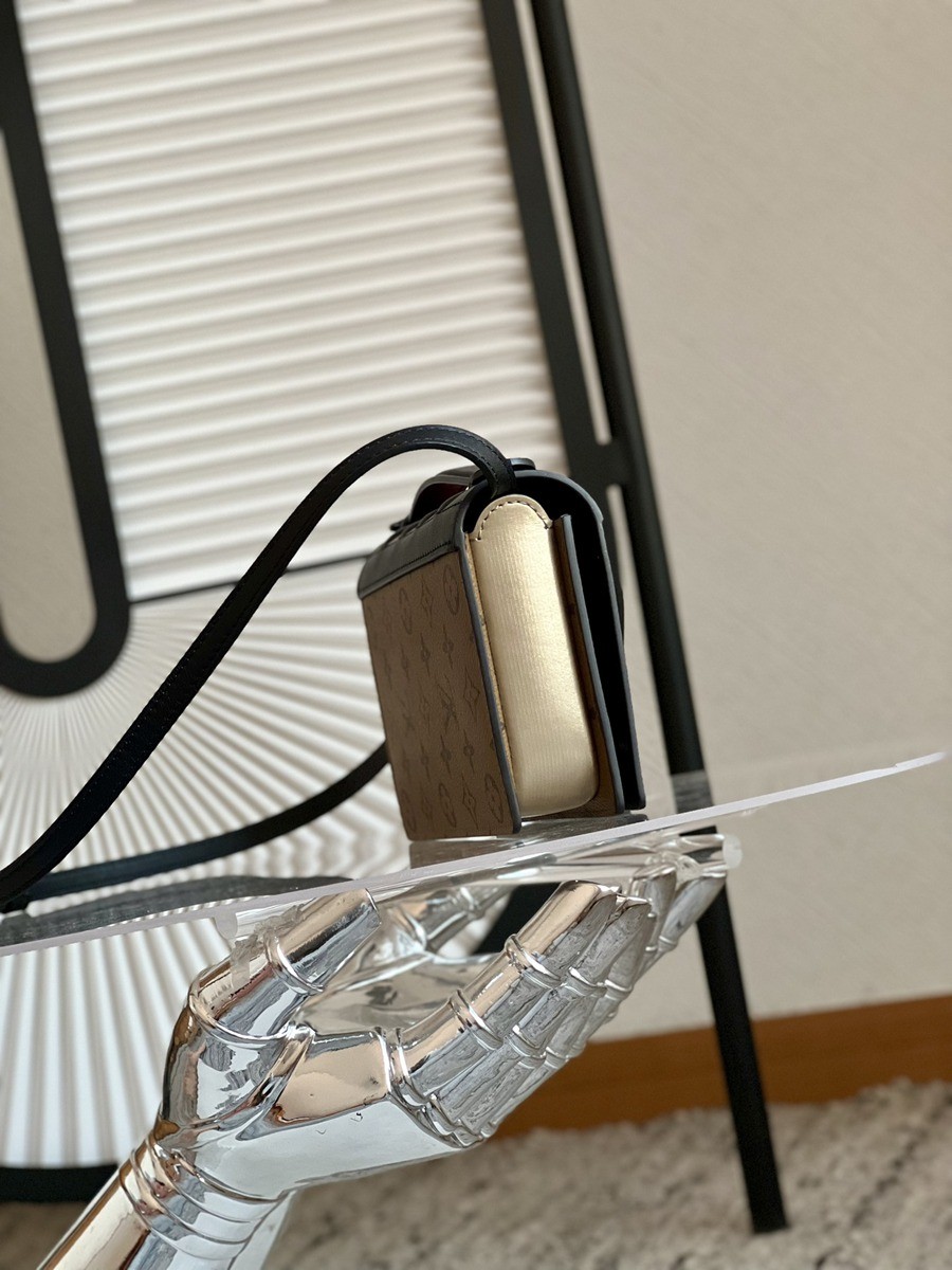 Book Chain Wallet 手袋 M81830_2