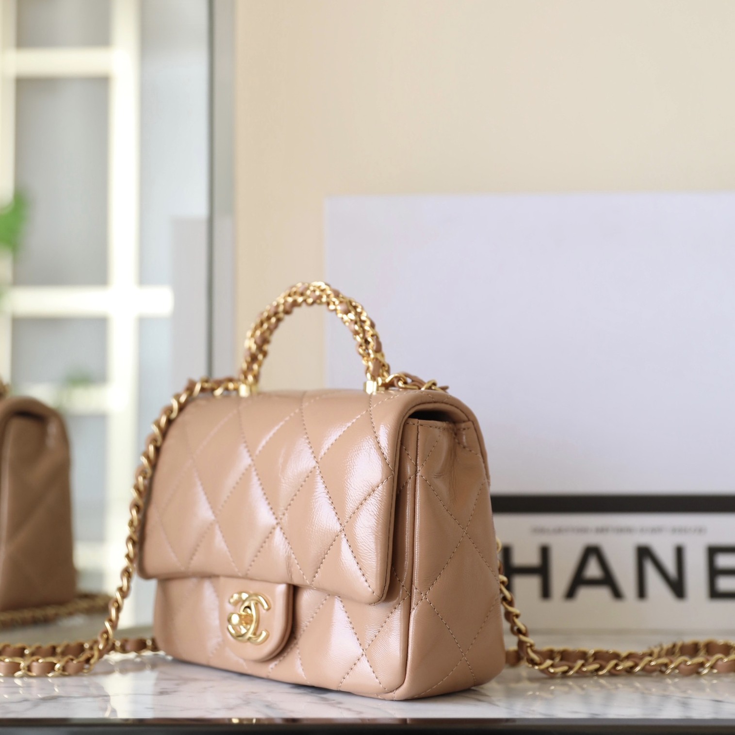 24B秋冬擰鏈手柄郵差包小號 奶茶色_3