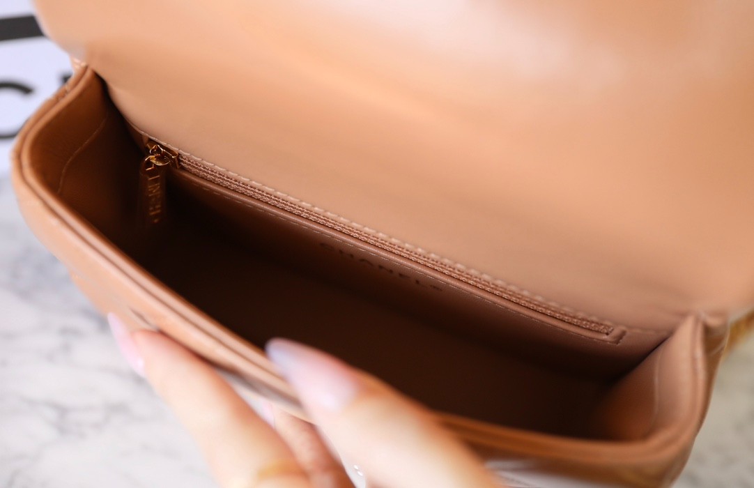 24B秋冬擰鏈手柄郵差包小號 奶茶色_7