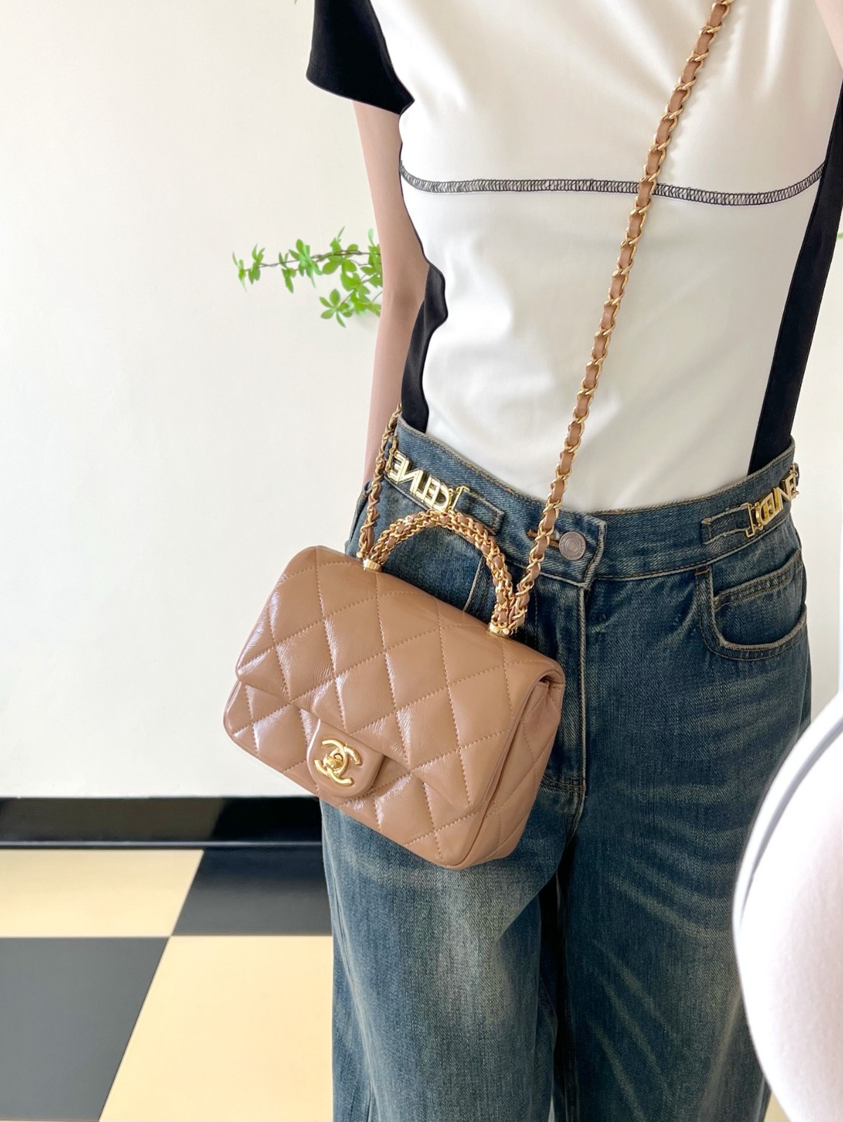 24B秋冬擰鏈手柄郵差包小號 奶茶色_2