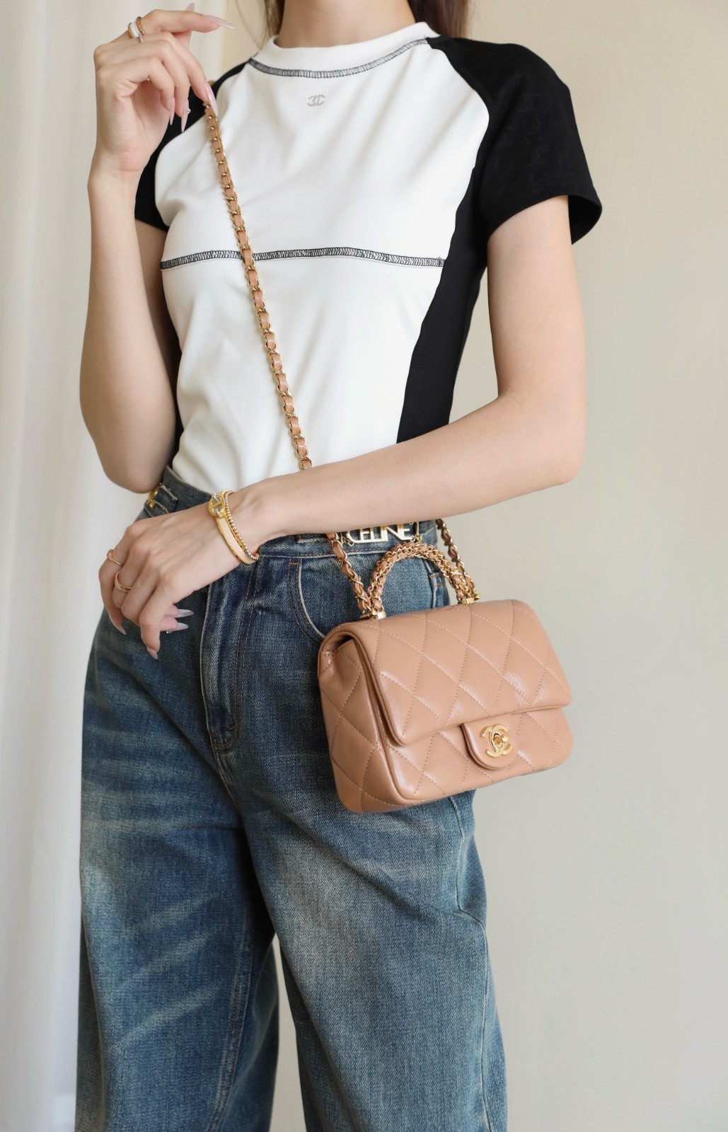 24B秋冬擰鏈手柄郵差包小號 奶茶色_8