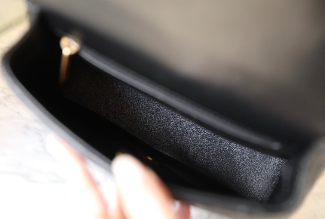 25C早春 愛心扣口蓋包 黑色 中號_7