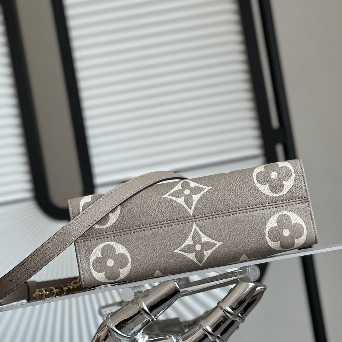 M23641 OnTheGo East West_3