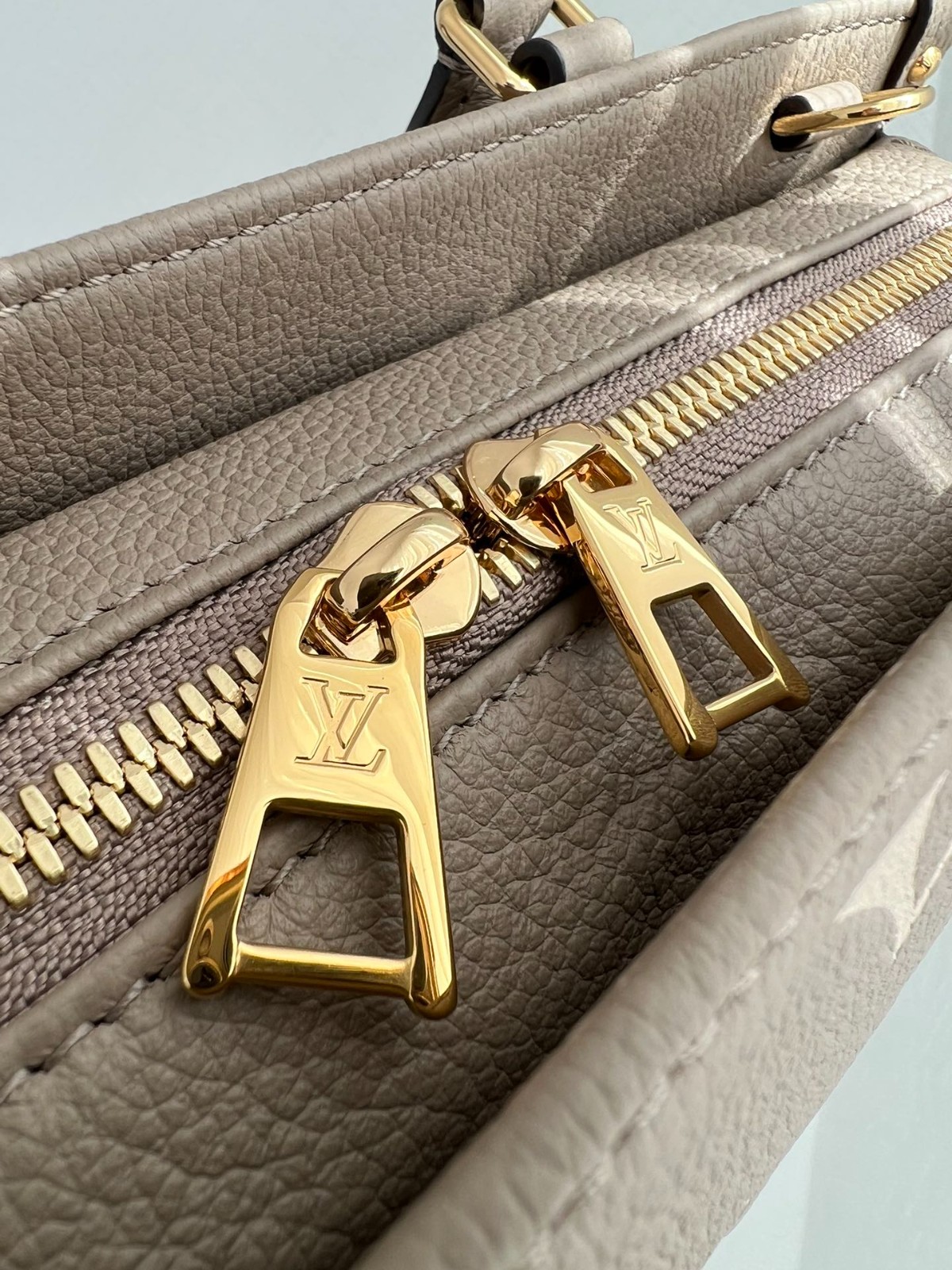 M23641 OnTheGo East West_5