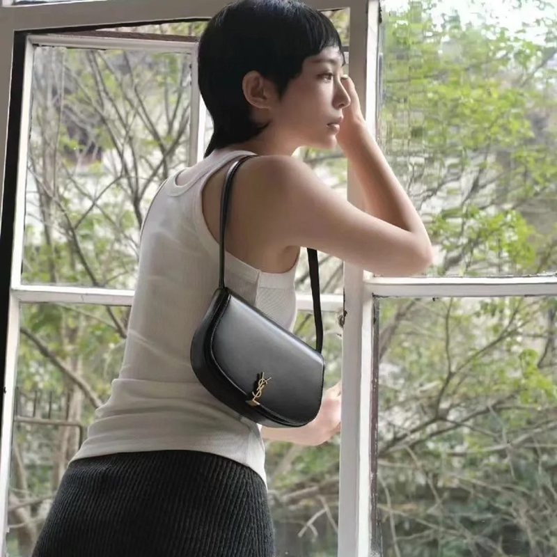 Voltaire皮革迷你肩背包 黑色_9