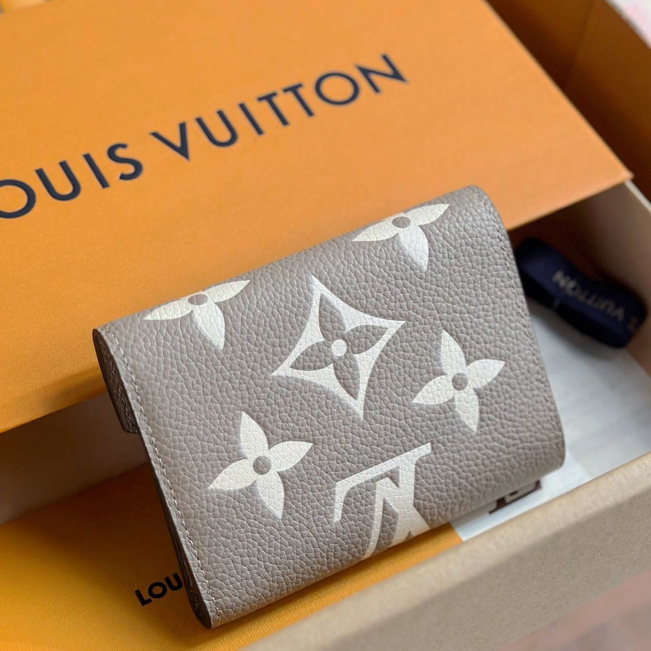 M81861 Victorine 短夾_2