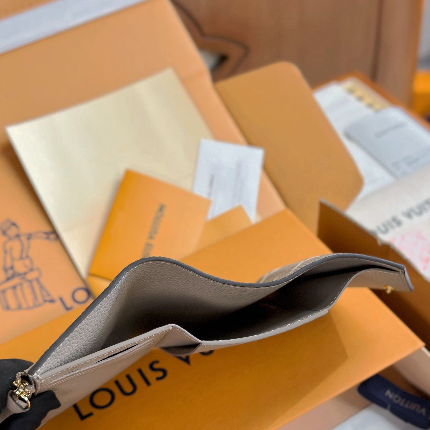 M81861 Victorine 短夾_4