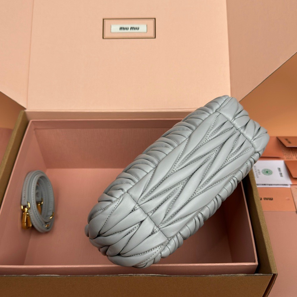 Wander Matelassé半月形Hobo手提包 斜挎包 粉藍色_5