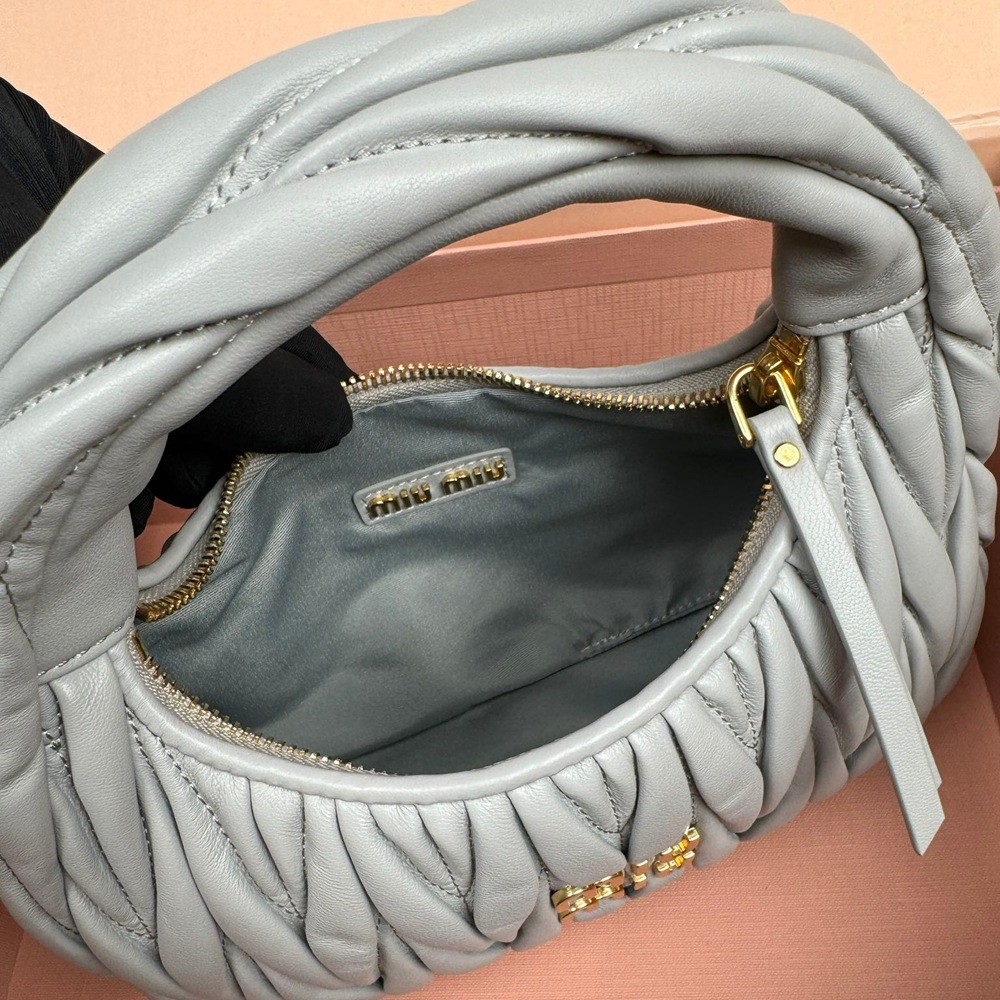 Wander Matelassé半月形Hobo手提包 斜挎包 粉藍色_6