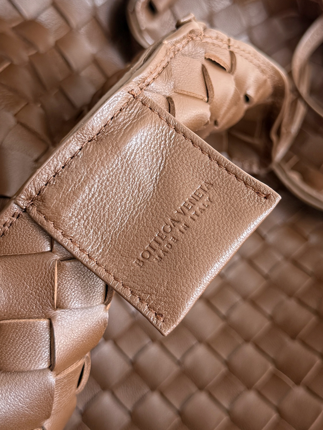 844249 Campana肩背包小號 榛果棕_8